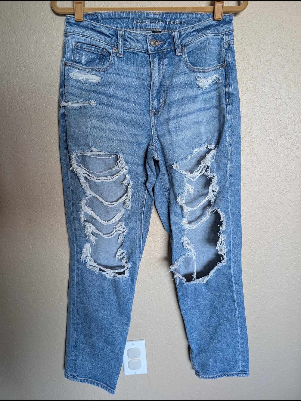 American Eagle Mom Jeans Light Blue Distressed